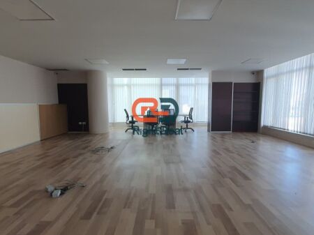 Tek Kopshti Zoologjik, Jepet Me Qira Ambient Per Zyra, Me Lokacion Perfekt!!!