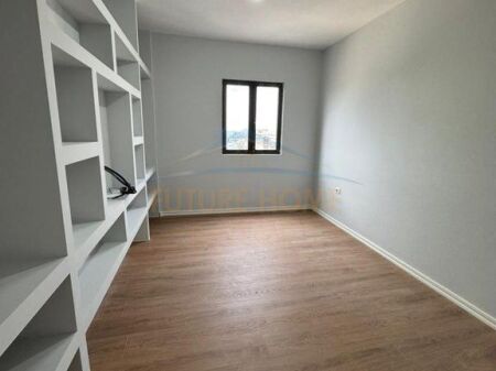 Shitet,Apartament 2+1+2, Rruga "Shefqet Kuka", Fresk