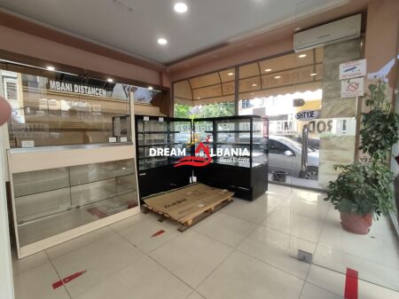 Shitet Dyqan  Duplex bashke me Biznes Furre Buke ne zonen e Laprakes (ID 4171628)