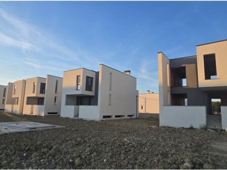 VILE ME PISHINE TE TURQUOISE MARINA, GJIRI I LALEZIT!