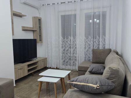 Apartament me Qira 1+1 – Ali Demi, përballë Shkollës "Kushtrimi i Lirisë"