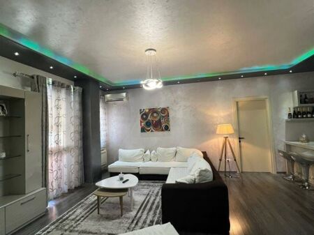 Shitet apartament 2+1+2 tualete ngjitur me kompleksin Delijorgji tek "Coco Bar".