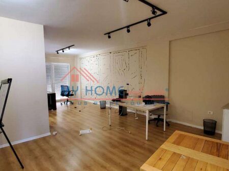 Office for rent at the Paris Commune in Tirana