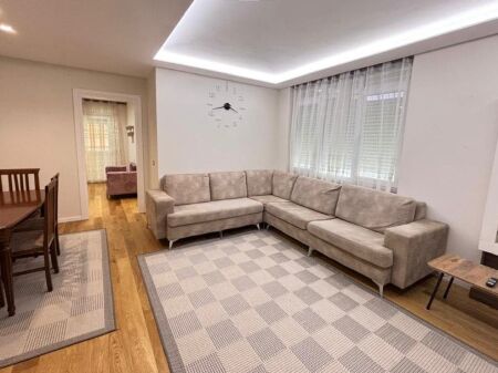 🏢A few minutes away from the “Partizani” High School, a 3+1 furnished apartment is for rent. 85,000 Leke