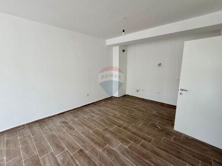 Apartament - Për Qira - Rruga 5 Maji, Tiranë