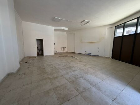 Commercial space for rent at Bulevardi Ri