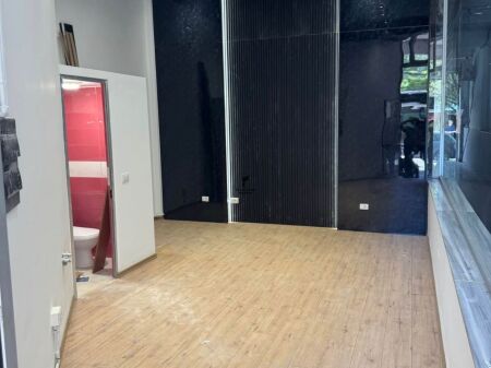 NEGOZIO IN AFFITTO 27M2 VIA BARRICATE 40.000 LEKE FH-71632