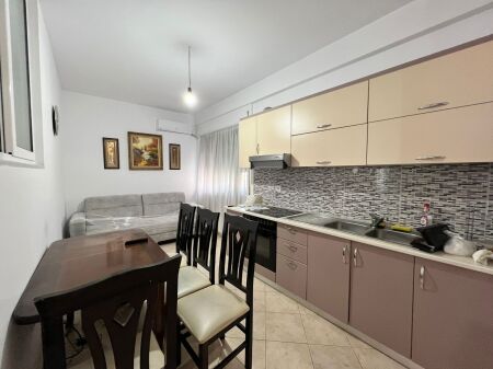 Affittasi 1+1 presso Komuna e Parisit