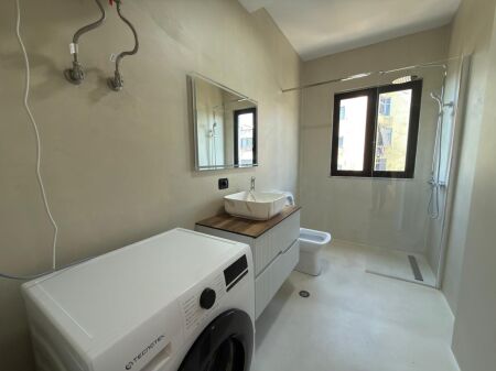 Shitet, Apartament 2+1+ Ballkon, ” Pallati me Shigjeta ”, Tiranë.