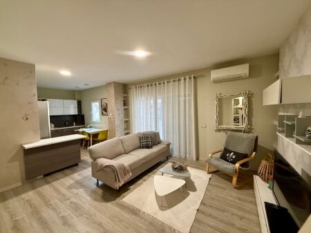 Shitet Apartamenti 2+1 Perballe me qenderen  Kristal  Center  Siper Unazes