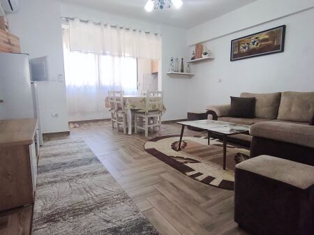 Apartament modern 2+1 i rinovuar plotësisht në qendër të Durrësit