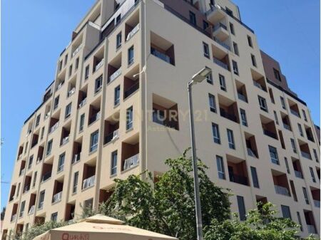 Apartament 2+1+2 në shitje, i pozicionuar në katin e 4-t të një ndërtimi të ri me ashensor