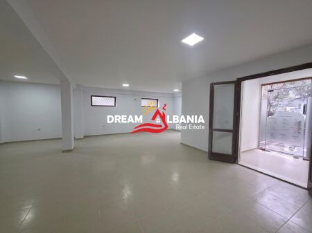 Jepet me qera ambient biznesi tek Kopshti Botanik prane Xhamise (ID 42711164)