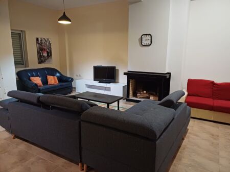 Jepet me qera 3+2 mobiluar liqeni thate + parking 849 eu