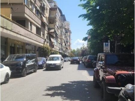 RENTAL SPACE BY THE ROAD NEAR THE BOTANICAL GARDEN, THE LAKE !