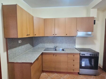 JEPET ME QERA APARTAMENT 1+1 TEK LULISHTJA, STACIONI TRENIT