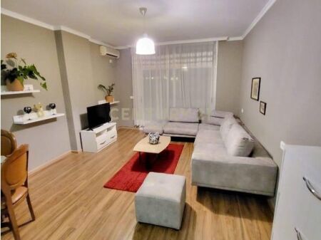 Jepet me qira apartament 1+1 Komuna e Parisit!