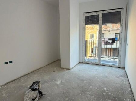 Shitet apartament 2+1  Ali Dem Tregu Elektrik