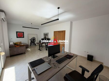 Ufficio arredato in affitto presso il Comune di Parigi, vicino al Kristal Center (ID 42611531)
