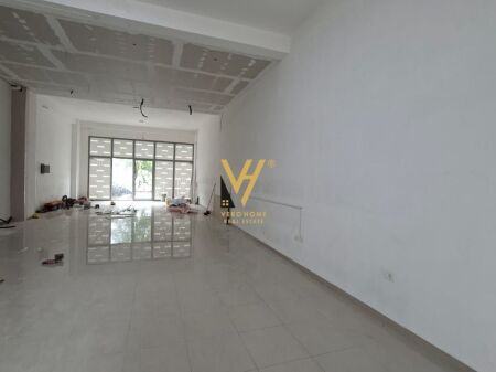 SHOP FOR RENT 124 M2 AT THE PARIS MUNICIPALITY 2,400 EURO