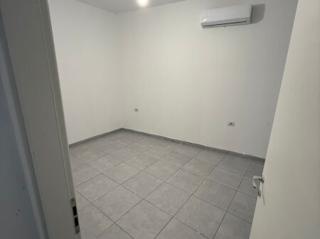 Ambjent per zyre me qera, Rruga e Barrikadave