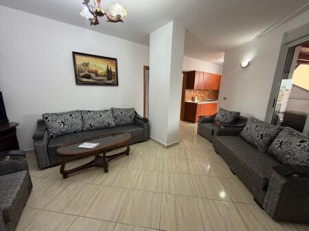 Jepet me qera apartament 2+1 tek Shkolla Niket Dardani, Xhamllik  Apartamenti organizohet në:  * 2 dhoma gjumi * 1 sallon + kuzhinë * 1 tualet  📍 Vendndodhje shumë e mirë, pranë Shkollës Niket Dardani, Xhamllik 🏢 Kati i 5-të në pallat me ashensor 🛋️ I mobiluar plotësisht  💰 Çmimi: 50,000 lekë (i diskutueshëm)   