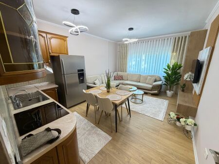 🏡 Affitto appartamento 2+1+2 📍 Kristal Center, Comune di Parigi  🏢 4° piano, con ascensore 📐 100 m² | ☀️ Sud-Est  🆕 Mai abitato prima  💶 80.000 lek/mese  