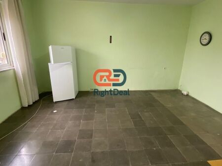 Tek Shkolla 1-Maji Shitet Apartament 2+1 Me Planimetri Te Rregullt!!