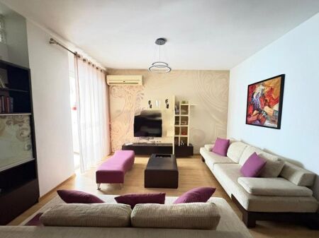 Shitet Apartament 2+1 pranë Pazarit të Ri!