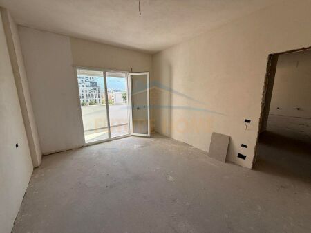 Shitet, Apartament 2+1+2 + Post Parkimi, Shkolla e Kuqe