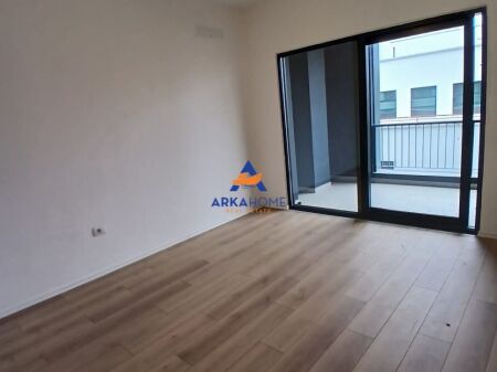AFFITTASI APPARTAMENTO PER UFFICIO 3+1+BALCONE (107M2) 120000 LEKE