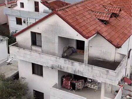 Shitet, Shtepi Private 3-kateshe, Kamez.