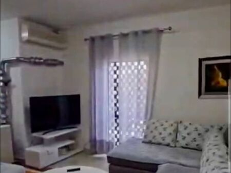 Jepet me qera Apartament 2+1  me qera tek Kristal Center / Komuna e Parisit