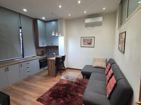 AFFITTASI 1+1 NEL CENTRO DI TIRANA, DIETRO GLI EDIFICI DI 9 PIANI, PRESSO IL PARCHEGGIO DI TIRANA,