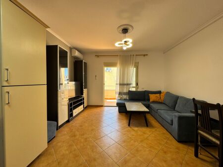 Shitet apartament 1+1 me dy ballkone në Shkëmbi i Kavajës