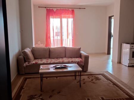 Shitet apartament 1+1 i përshtatur në 2+1 Shkozet – Durrës, pranë Urës së Dajlanit
