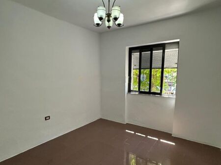 AMBIENT 2+1 PER QIRA BUZE RRUGES SE DURRESIT PER ZYRA/KLINIKE