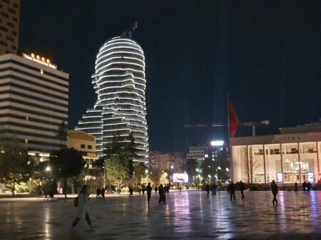 🏙️Vendesi in vendita 2+1 a TIRANA'S ROCK🔥 in Piazza Skenderbej☄️