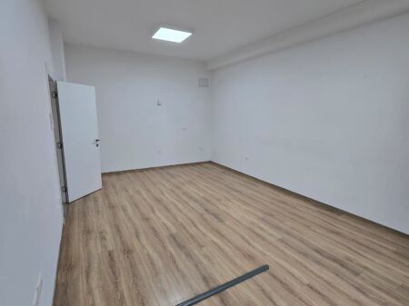 📌Zyrë me qira 2+1+2 – Kompleksi Square 21