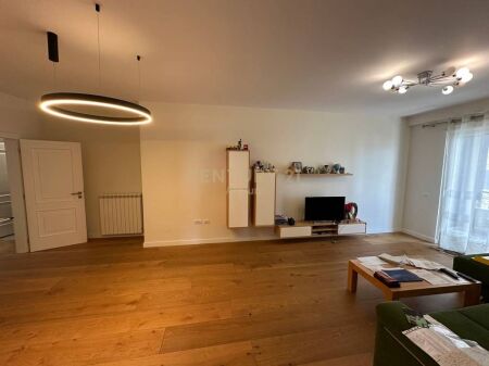 SHITET APARTAMENT 2 + 1 + 2 ME VERANDE NE KINOSTUDIO 1