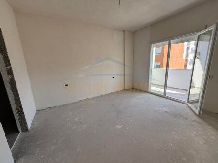 Shitet, Apartament 2+1+2 + Post Parkimi, Shkolla e Kuqe.
