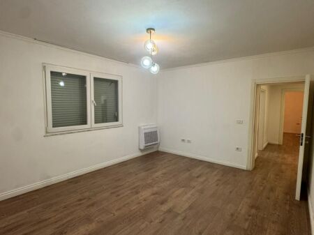 Mine Peza For rent 3+1 Old building Empty