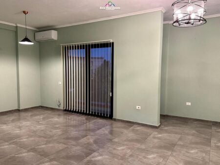 Zyre Me Qera Tek Farmacia 10 (ID BZ2928) Tirane