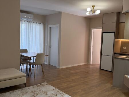 Grand Gallery, Yzberisht, jepet me qira apartment 2+1! 600 Euro/pak i diskutueshem