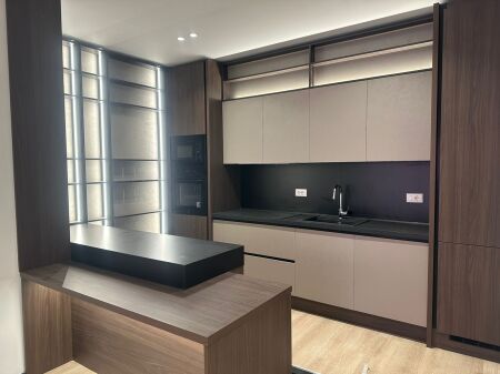 Jepet me qira apartament modern 2+1+2 pranë Lion Park, në një nga zonat më të kërkuara, shumë afër stadiumit Air Albania.