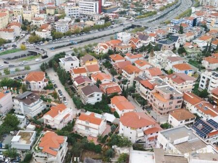 Jepet me qira vilë 3-katëshe në zonën e Vilave të Selitës, me akses direkt në Unazë.