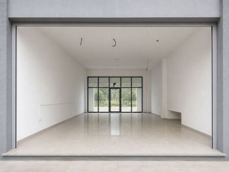 SHOP FOR RENT 124 M2 PARIS COMMUNE 250,000 LEKE FH-71922