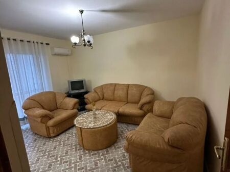 🏢Bulevardi Zogu I,prane Fakultetit te Shkencave te Natyres jepet me qera apartament ,3+1,e mobiluar. 60,000Leke