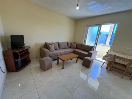 🏢Tek Medreseja jepet me qera apartament 1+1,e mobiluar. 50,000Leke