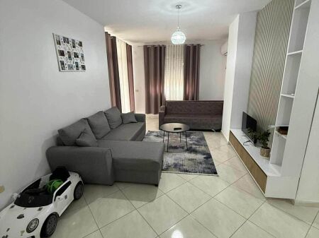 🏡 Appartamento 2+1+2 + garage in affitto 🚗🚗  📍 Posizione: Complesso Fratari, Astir ✨ L'appartamento è organizzato in 2 camere da letto, soggiorno + cucina e 2 bagni 🚘 Include garage con capacità per 2 auto 50000 leke